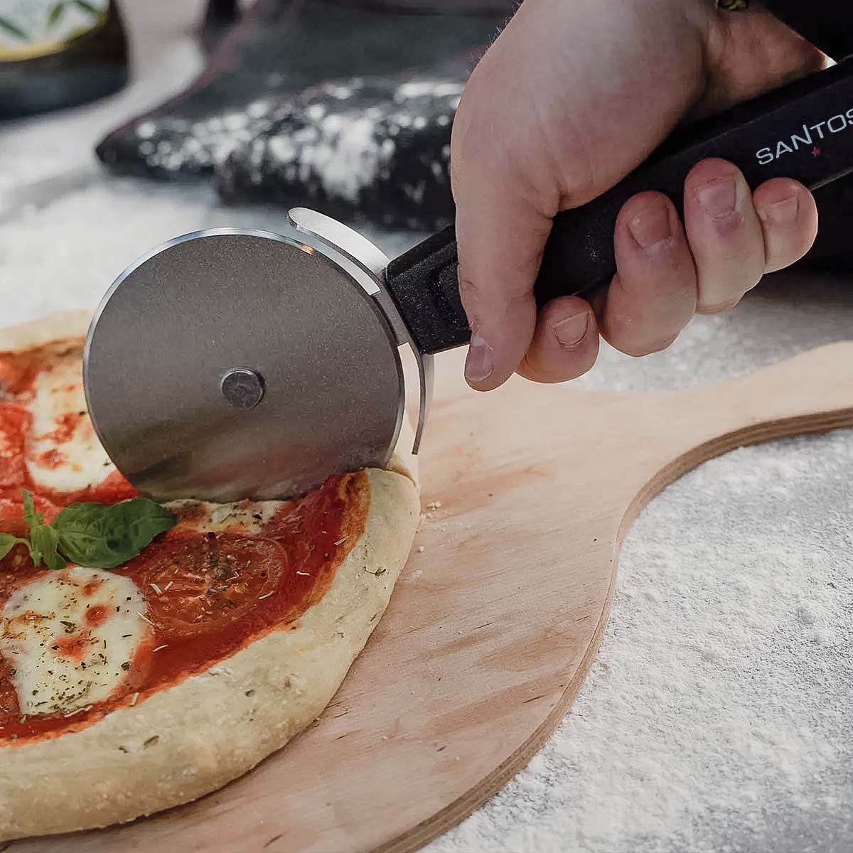 Pizzaroller, - sicheres - Pizza-Cutter verletzungsfreies & Griff 27x2x10cm ergonomischem Pizzaschneider Edelstahl - SANTOS Pizzamesser, - schneiden