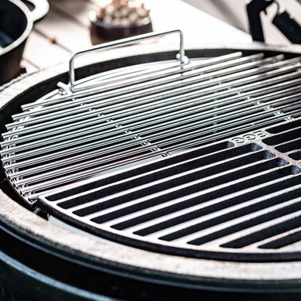 Big Green Egg Edelstahlrost halbrund kombiniert mit Gussrost